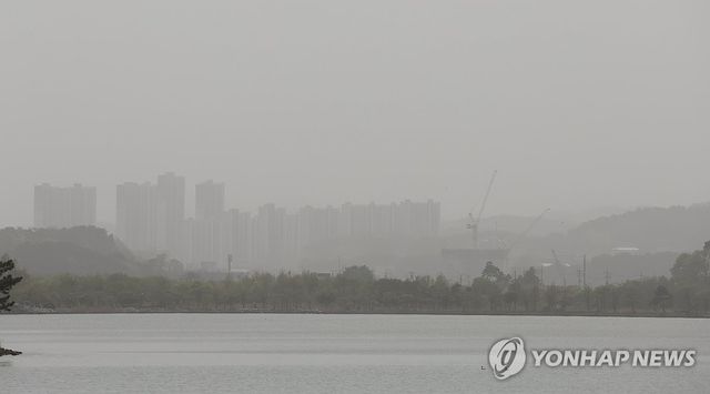 미세먼지에 사라진 백두대간