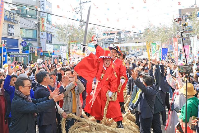 지난해 열렸던 칠원고을줄다리기 행사