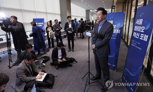 취재진 질문받는 오세훈 서울시장