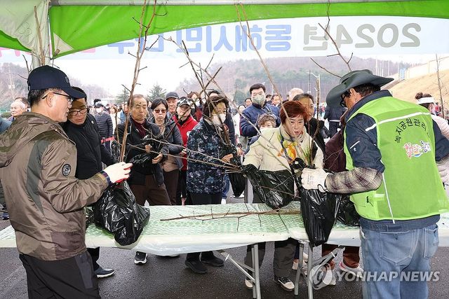 동해시민 나무 나누어 주기 행사