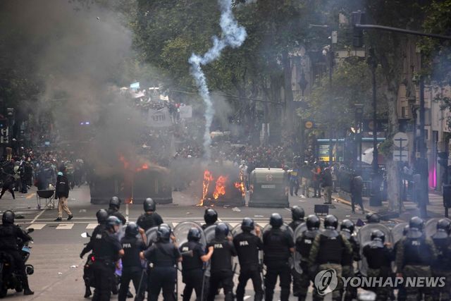 12일(현지시간) 격렬해진 아르헨티나 은퇴자 시위