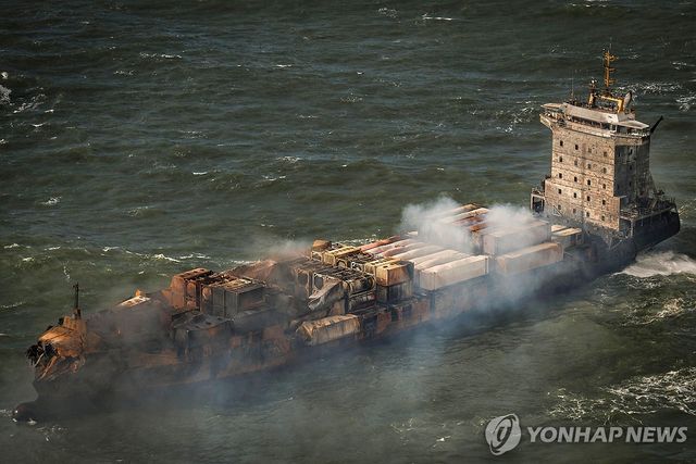 11일(현지시간) 요크셔 앞바다에서 연기를 뿜고 있는 화물선