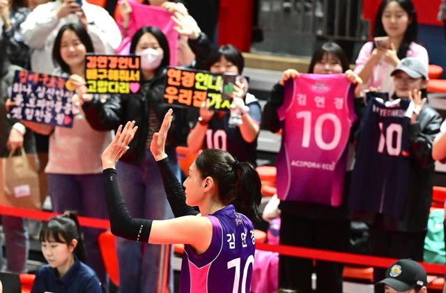 페퍼저축은행전에서 고별 경기 후 인사하는 흥국생명의 김연경(중앙)