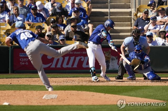 타격하는 김혜성