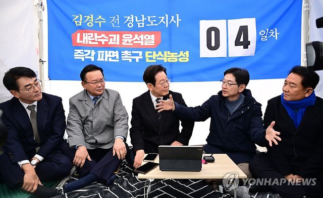 단식 농성 응원하는 이재명 대표