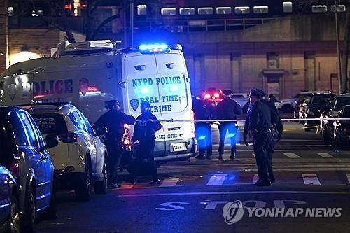 미국 뉴욕시 퀸스의 집단총격 현장 주변을 검문하는 경찰관들
