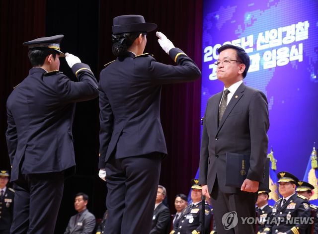 거수 경례 받는 최상목 권한대행