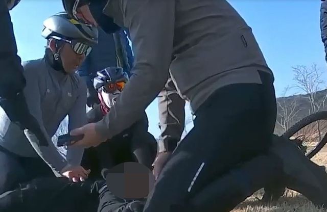 심폐소생술 실시하는 홍명훈 경사