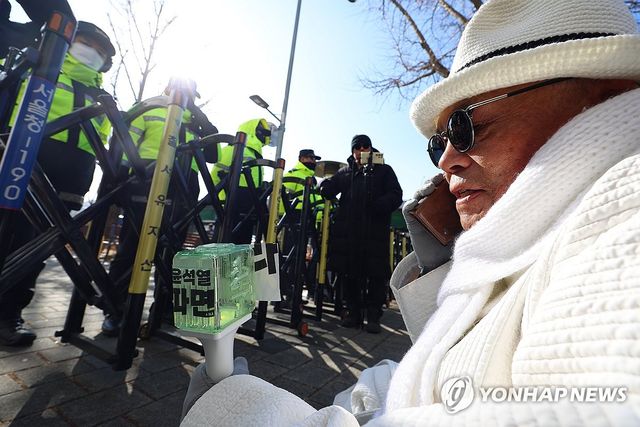 바리케이드 앞 눌러앉은 백은종 대표