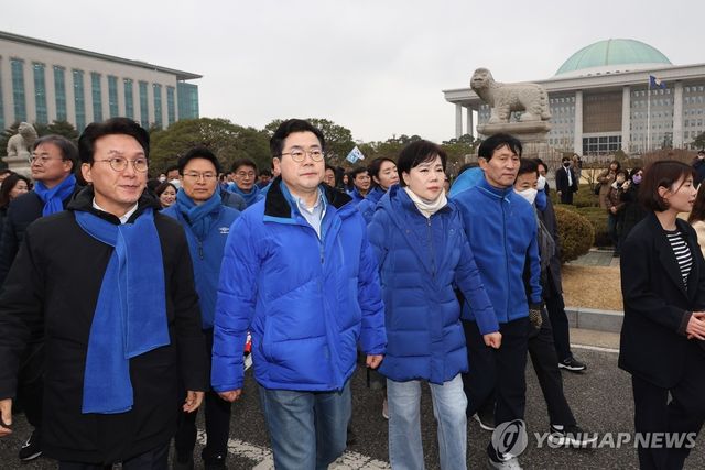 윤석열 대통령 파면 촉구 도보행진 출발