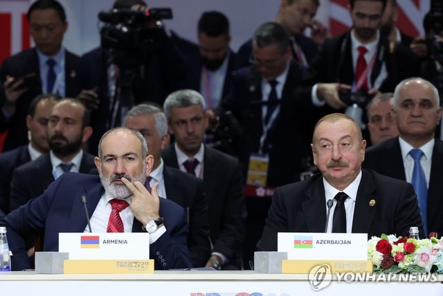 니콜 파시냔 아르메니아 총리(좌)와 일함 알리예프 아르메니아 대통령(우)