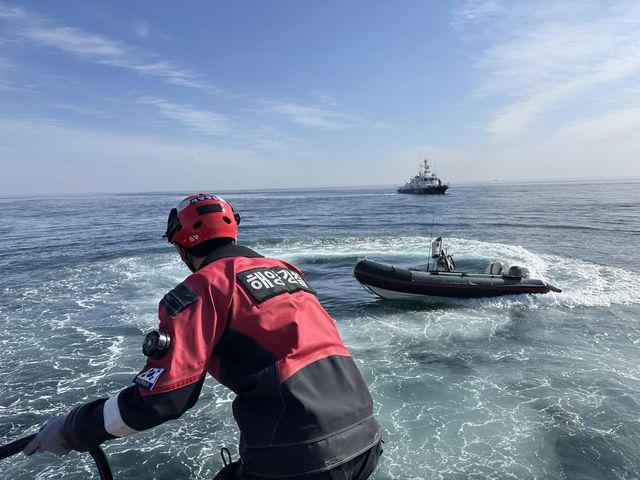 고무보트 예인하는 속초해경