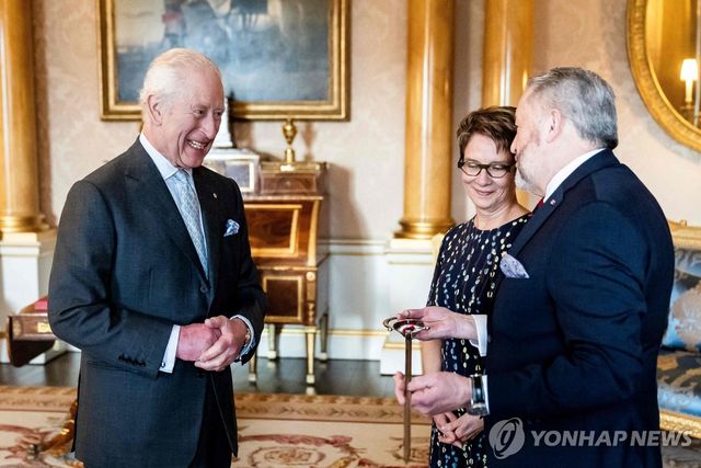 캐나다 상원 의장 및 흑장관 담당관과 만난 찰스 3세
