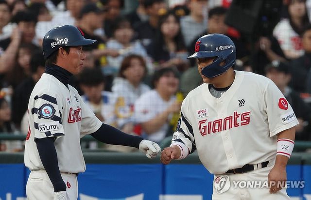 유강남 주먹인사