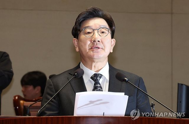 발언하는 권성동 원내대표