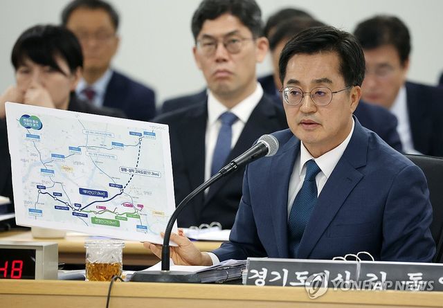 작년 국정감사에서 서울양평고속도로 자료 들어 보이는 김동연 경기도지사
