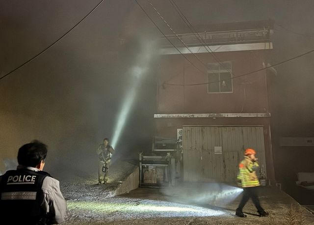 부산 나무제품 공장서 불…7시간 만에 진화
