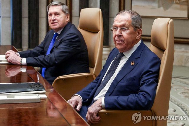 유리 우샤코프 크렘린궁 보좌관(좌)과 세르게이 라브로프 러시아 외무장관(우)