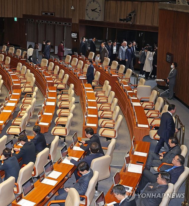 헌법재판관 임명 촉구 결의안 의결 앞두고 퇴장하는 국민의힘