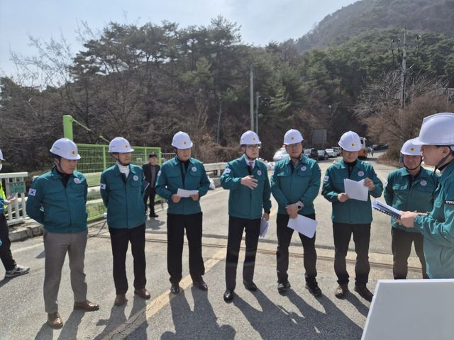 옛 청풍교 현장 찾은 충북도의원들
