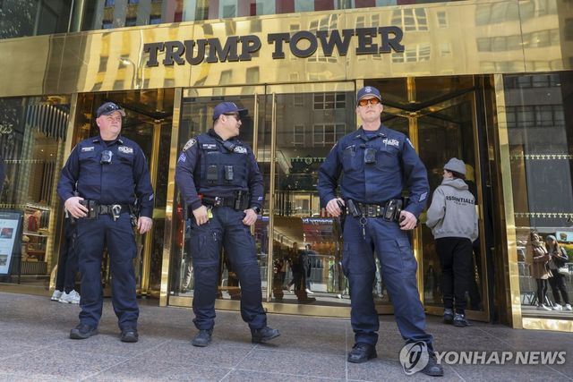 뉴욕 트럼프타워 출입문 앞에 배치된 경찰