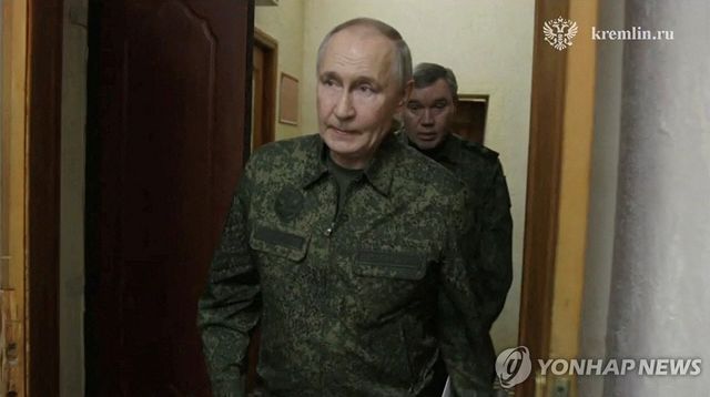 쿠르스크 전투 사령부를 찾은 블라디미르 푸틴 러시아 대통령