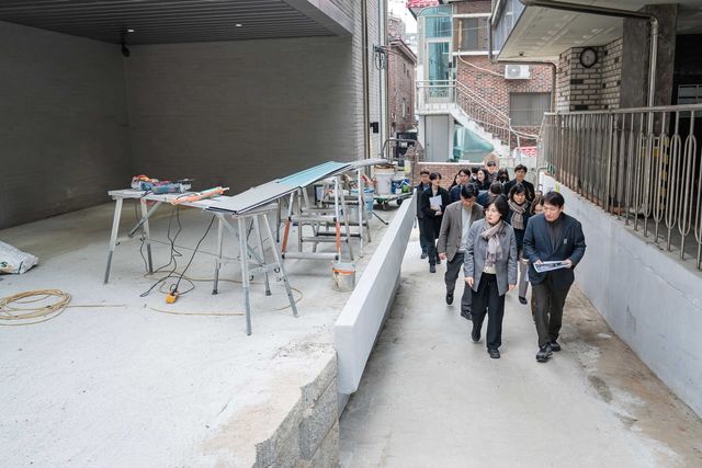 성내 분토골 경로당 공사 현장을 점검하는 이수희 강동구청장