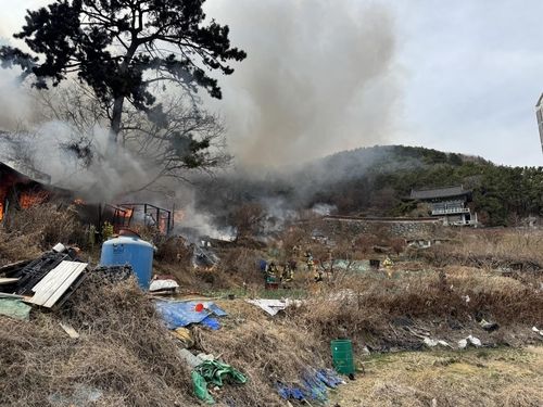 야산으로 확대한 창고 화재