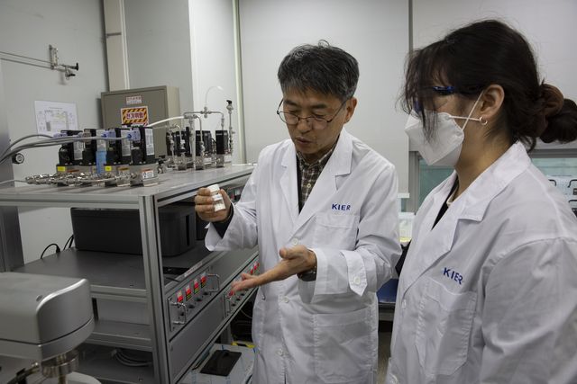 흡수제 성능 실험하는 연구팀