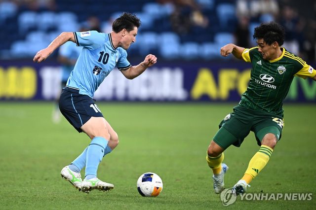 볼을 다투는 전북 현대의 최철순