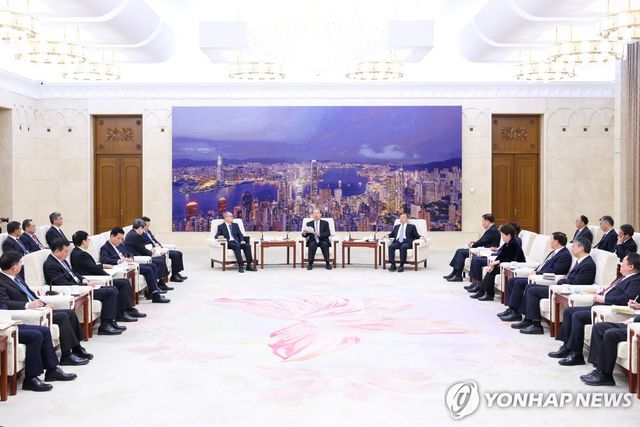 전인대 취재 관영언론사 관계자들과 만난 '中서열 3위' 자오러지