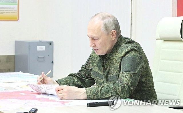 군복 입고 쿠르스크 방문한 푸틴 러시아 대통령