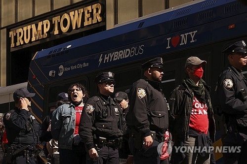 트럼프타워에서 연행되는 시위대