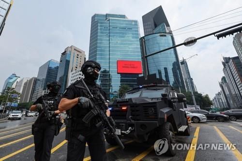 서울 강남역에 배치된 경찰 특공대원