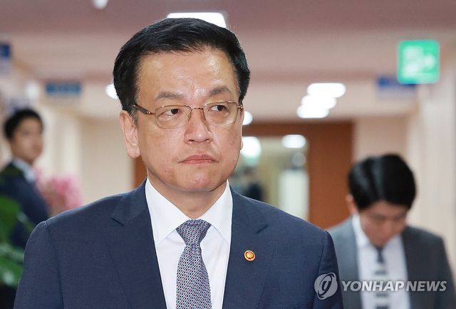 3월 11일 국무회의장 입장하는 최상목 대통령 권한대행