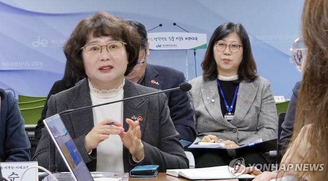 2025년 제주도서관 운영 목표 설명하는 한봉순 관장