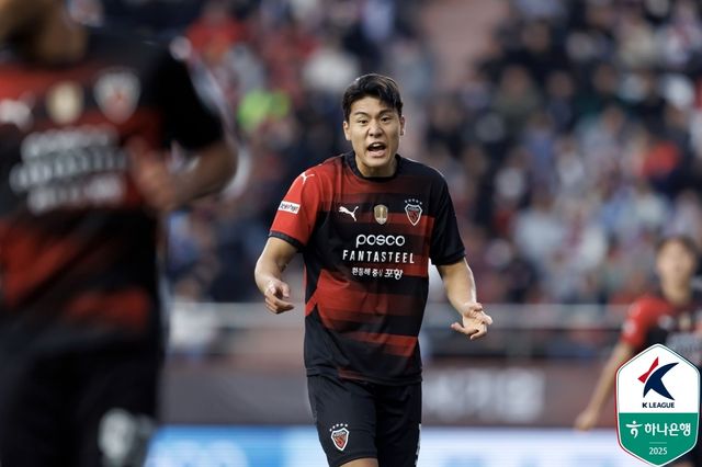 팀 독려하는 포항 이호재.