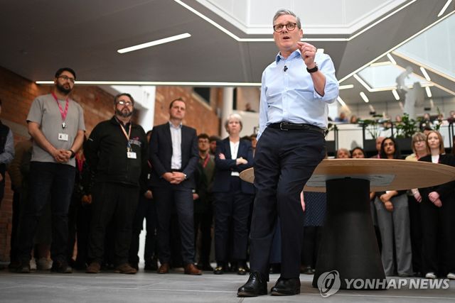 13일 공공서비스 개혁 연설하는 스타머 총리