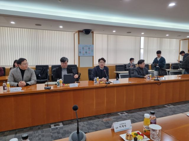 LG에너지솔루션과 간담회 갖는 이준석(가운데) 의원.