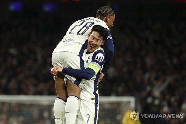 골 넣은 오도베르 축하하는 손흥민