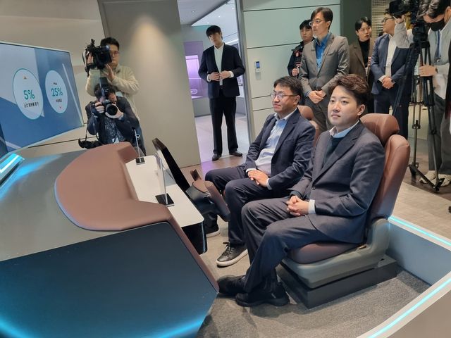 LG에너지솔루션에서 신기술 체험하는 이준석 의원(오른쪽)