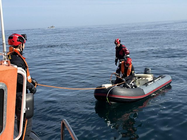 고무보트 예인하는 속초해경