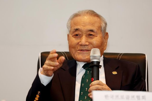 질문에 답하는 한장상 한국프로골프협회 고문