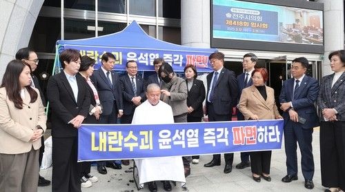 삭발하는 김원주 전주시의원