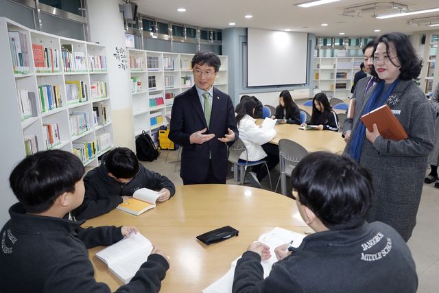 '15분 하루 독서' 현장 살피는 울산교육감