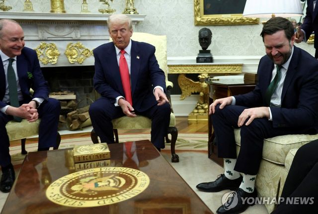 JD밴스 부통령이 신은 토끼풀 무늬 양말을 가리켜보이는 도널드 트럼프 미 대통령