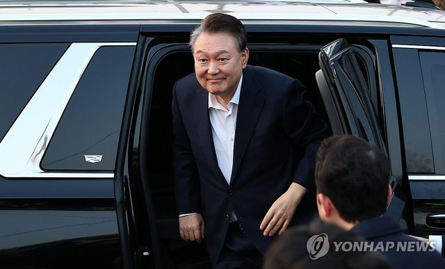 인사 위해 하차하는 윤석열 대통령