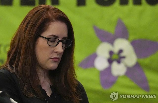 콜럼바인 총격 피해 후 26년 만에 사망한 앤 마리 호크할터가 작년 4월 25주기 행사에 참석한 모습