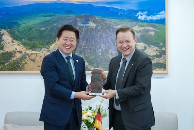 오영훈 제주지사와 게오르크 슈미트 주한독일대사