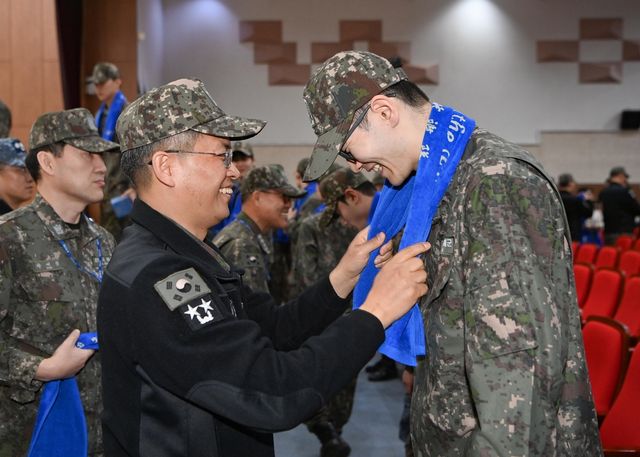 전역병에게 기념 머플러 걸어주는 1함대사령관